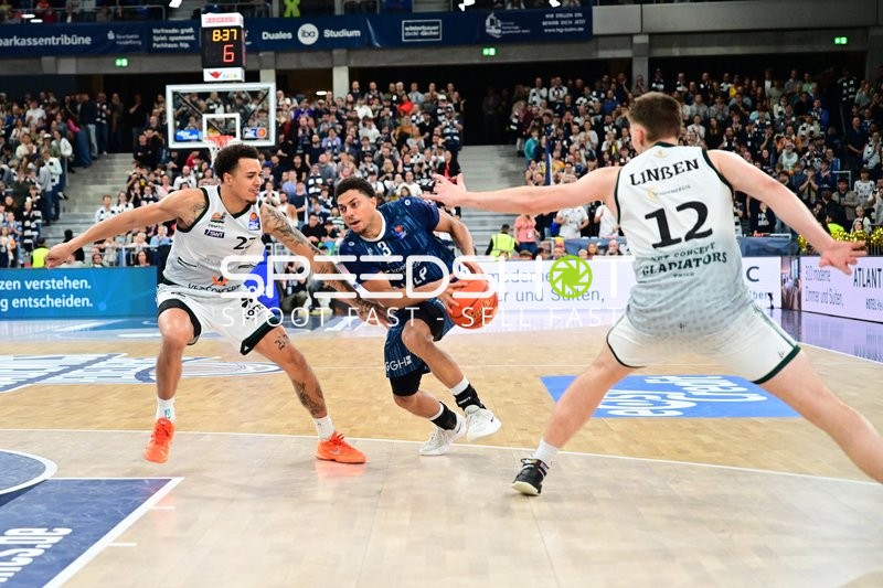 Kevin McClain (3; MLP Academics Heidelberg) dribbelt gegen Nolan Adekunle (22; Gladiators Trier) und Marten Linßen (12; Gladiators Trier)