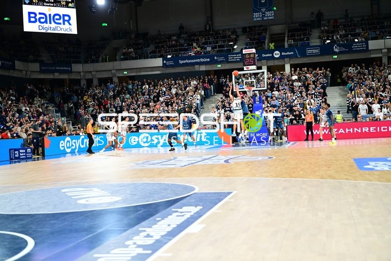 Jordan Roland (15; Gladiators Trier) mit Wurfversuch