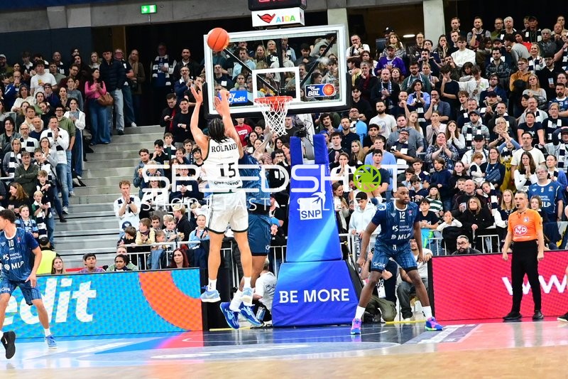 Samuell Williamson (10; MLP Academics Heidelberg) wirft gegen Jordan Roland (15; Gladiators Trier)