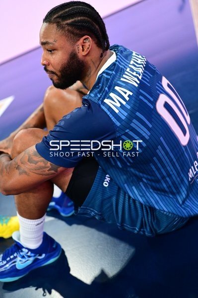 DJ Horne (0; MLP Academics Heidelberg) in Pause am Spielfeldrand