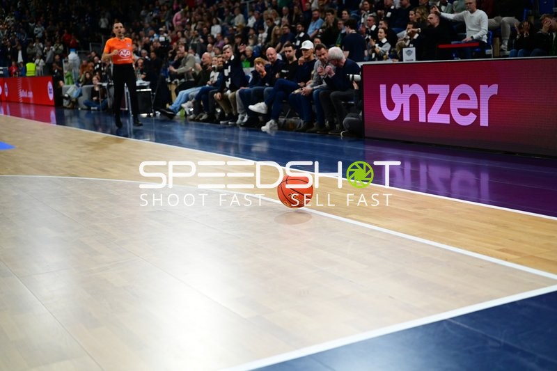 Basketball-Ball auf Spielfeld