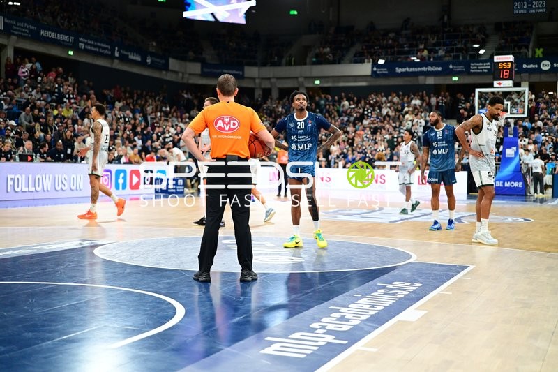 Michael Weathers (20; MLP Academics Heidelberg) beim Freiwurf