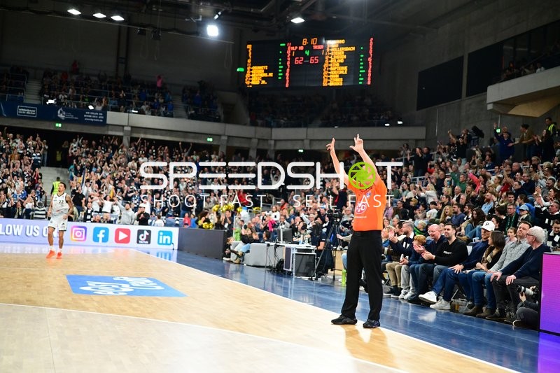 Schiedsrichter signalisiert Foul