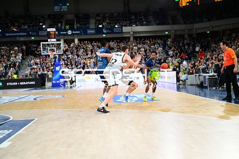 Michael Weathers (20; MLP Academics Heidelberg) verteidigt