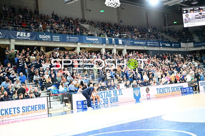 Publikum applaudiert im SNP Dome