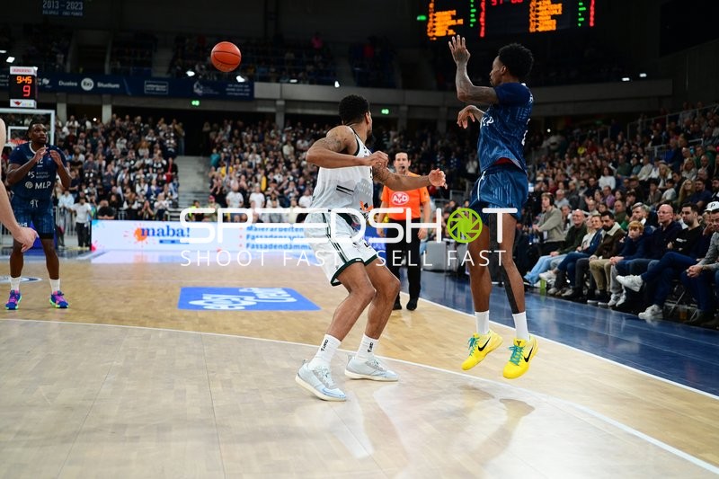 Osun Osunniyi (12; MLP Academics Heidelberg) verteidigt