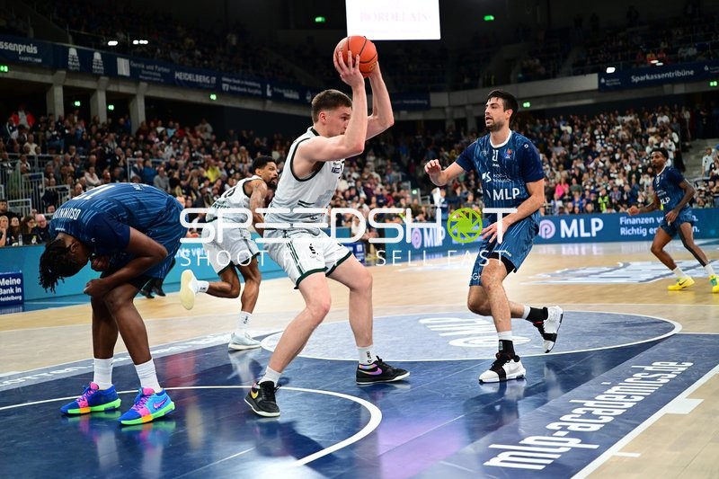 Mateo Seric (21; MLP Academics Heidelberg) mit Ball, Michael Weathers (20; MLP Academics Heidelberg) und Urald King (20; Gladiators Trier) verteidigen