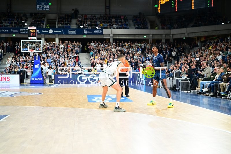 Michael Weathers (20; MLP Academics Heidelberg) mit Ball