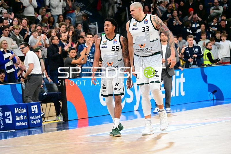 Nach Spielende mit Maik Zirbes (33; Gladiators Trier) und Eli Brooks (55; Gladiators Trier)