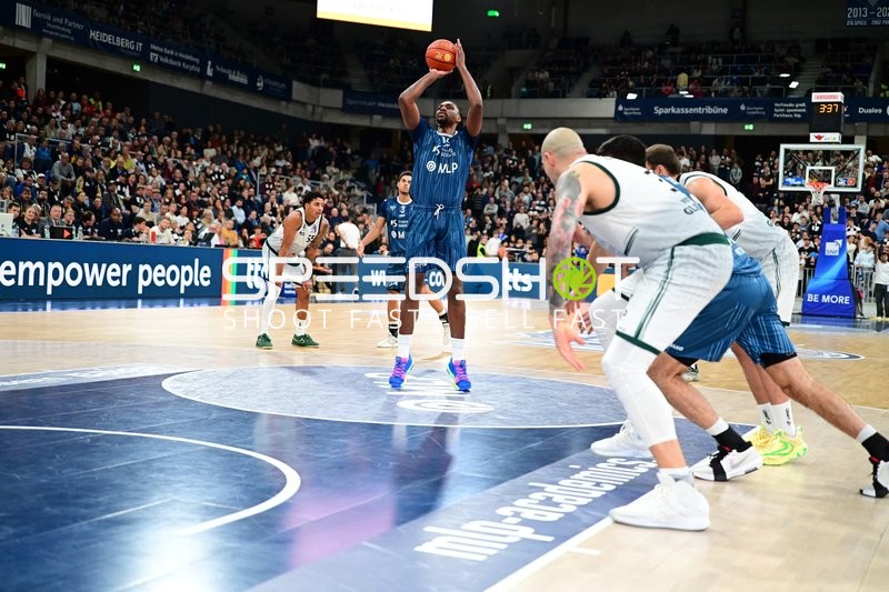 Eli Brooks (55; Gladiators Trier) wirft