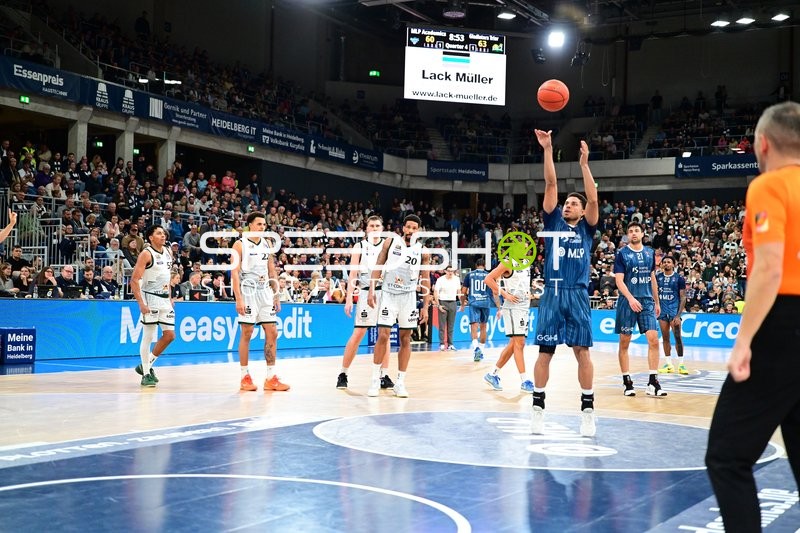 Kevin McClain (3; MLP Academics Heidelberg) wirft