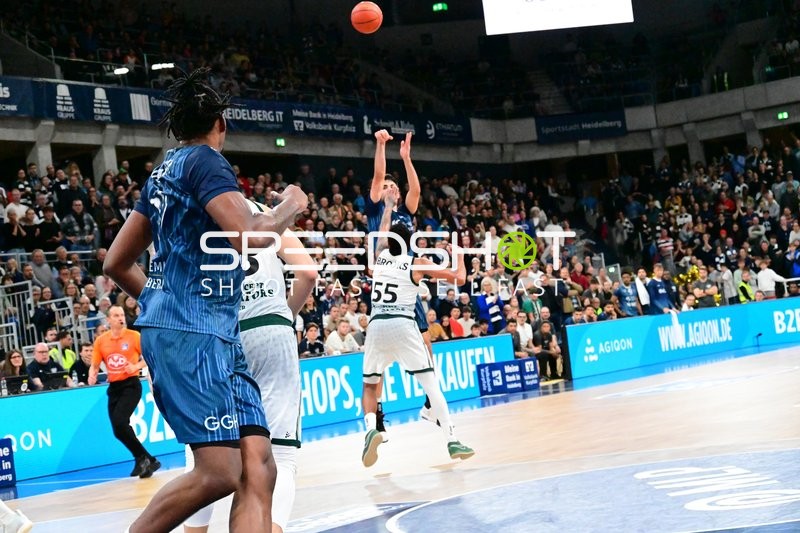 Erol Ersek (11; MLP Academics Heidelberg) wirft