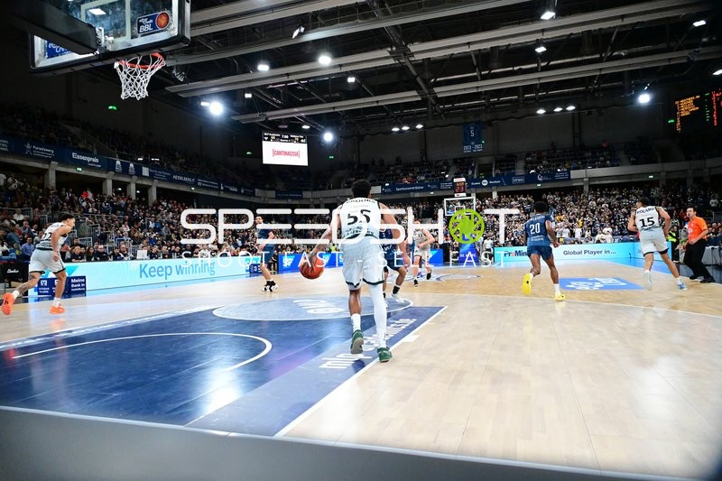 Eli Brooks (55; Gladiators Trier) mit Ball in Aktion