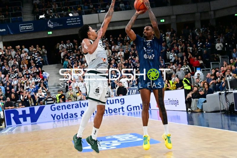 Michael Weathers (20; MLP Academics Heidelberg) mit Wurfversuch