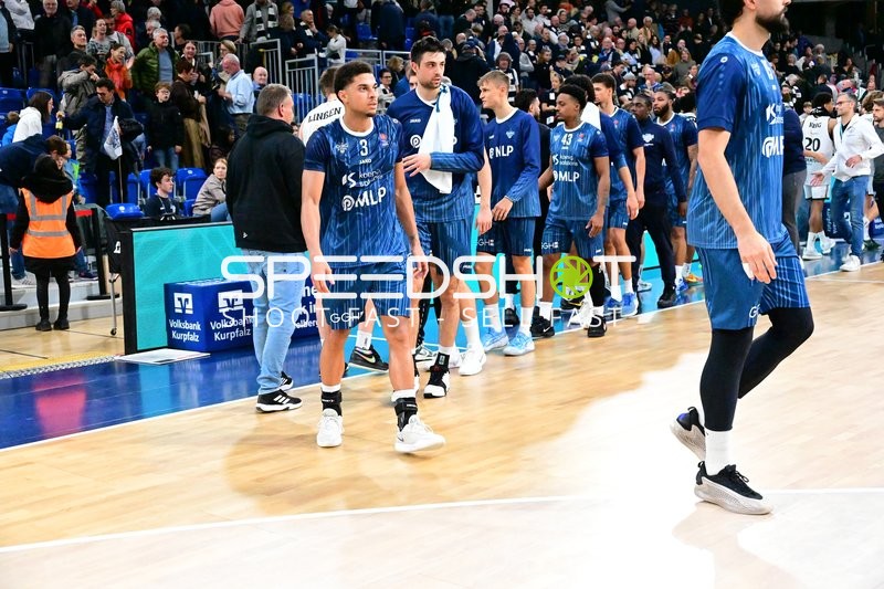 Nach Spielende: Spieler verlassen Spielfeld