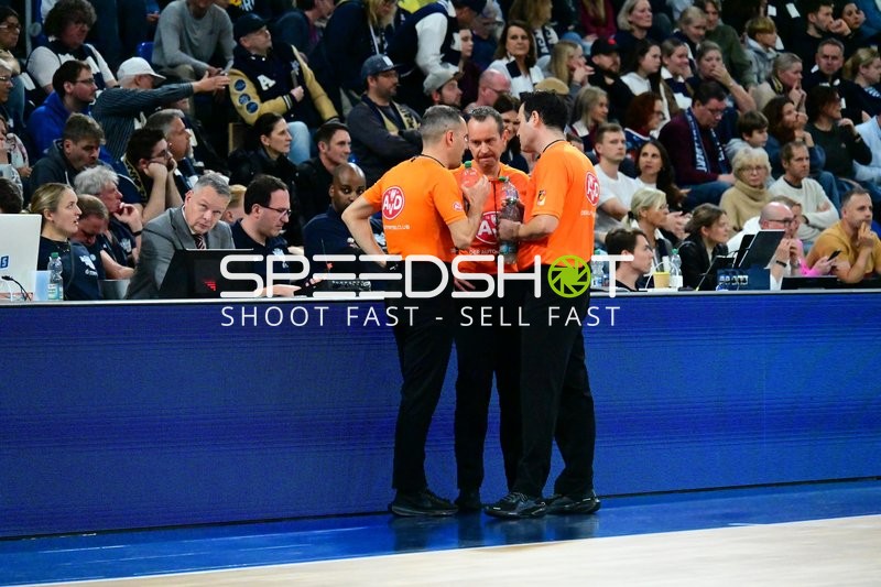 Schiedsrichter diskutieren am Spielfeldrand