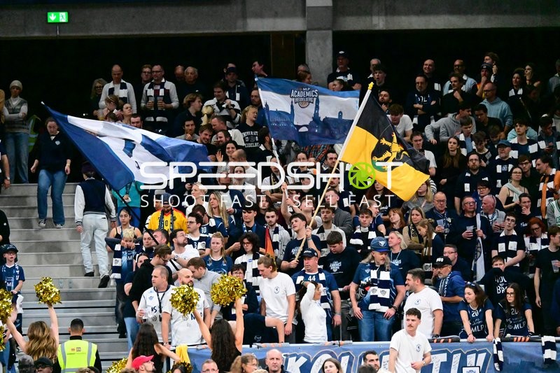 Fans feiern im SNP Dome