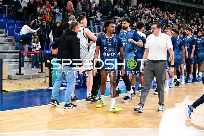 Nach Spielende mit Michael Weathers (20; MLP Academics Heidelberg) und Teamkollegen