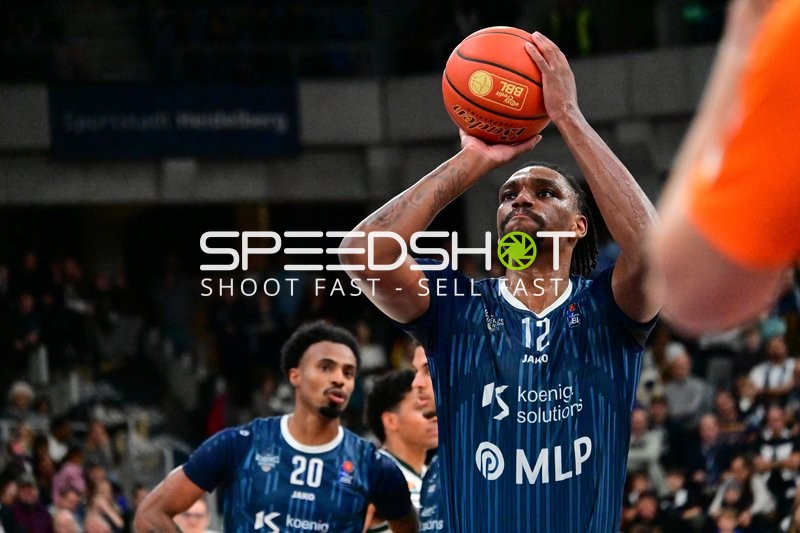 Osun Osunniyi (12; MLP Academics Heidelberg) bereitet Wurf vor