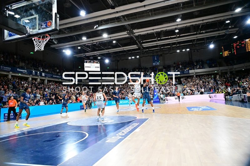 Nolan Adekunle (22; Gladiators Trier) mit Wurfversuch