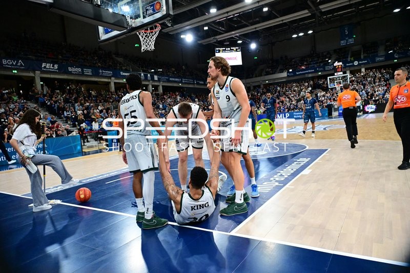 Spieler helfen Teamkollegen auf