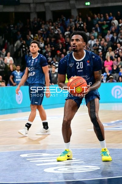 Michael Weathers (20; MLP Academics Heidelberg) mit Ball