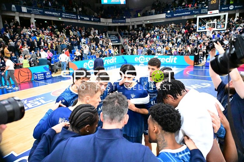 Team-Huddle mit Samuell Williamson (10; MLP Academics Heidelberg)