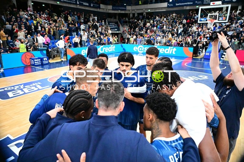 Team-Huddle mit Samuell Williamson (10; MLP Academics Heidelberg)