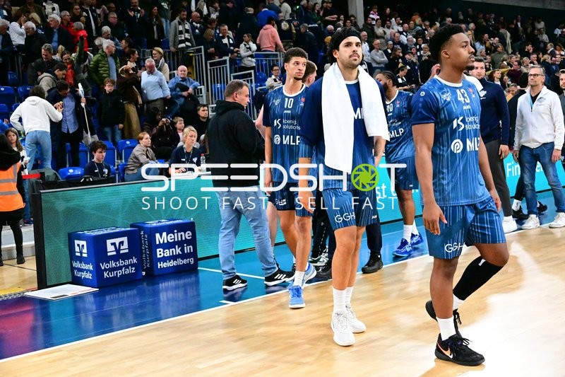 Spieler verlassen Spielfeld nach Spiel