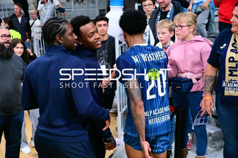 Spieler Noah Koch (1; MLP Academics Heidelberg) und DJ Horne (0; MLP Academics Heidelberg) im Gespräch