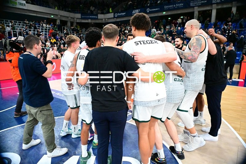 Jubel mit Maik Zirbes (33; Gladiators Trier), Nolan Adekunle (22; Gladiators Trier) und Clayton Thomas Guillozet (4; Gladiators Trier)