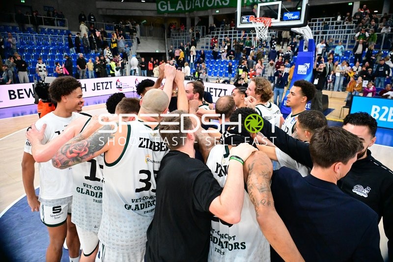 Jubel von Nolan Adekunle (22; Gladiators Trier) und Yannis Steger (11; Gladiators Trier)