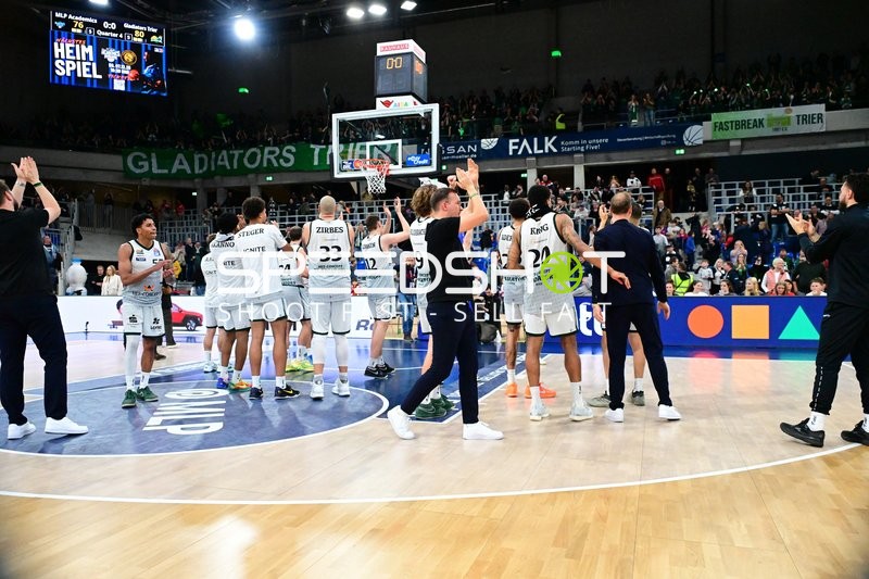 Nach Spielende mit Eli Brooks (55; Gladiators Trier)