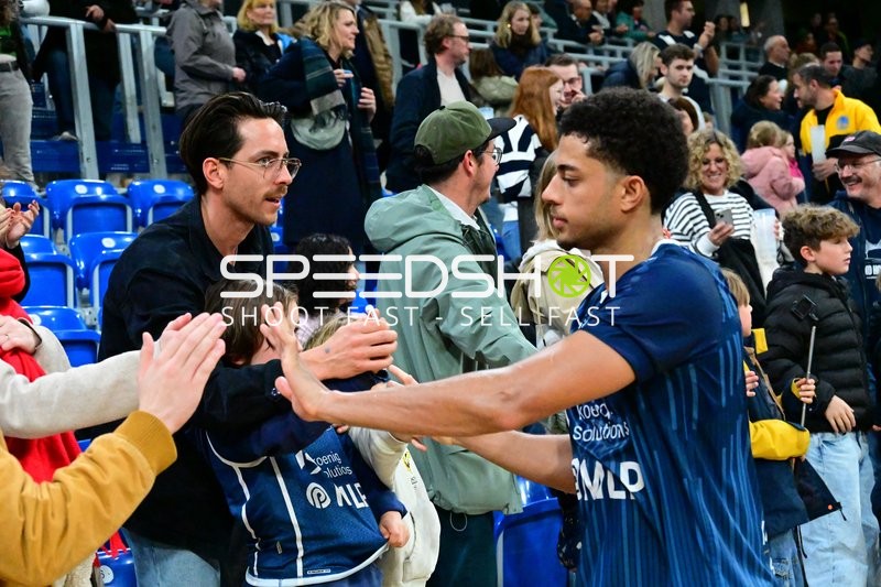 Kevin McClain (3; MLP Academics Heidelberg) gibt High-Fives