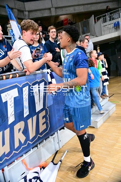 Spieler von MLP Academics Heidelberg begrüßt Fans