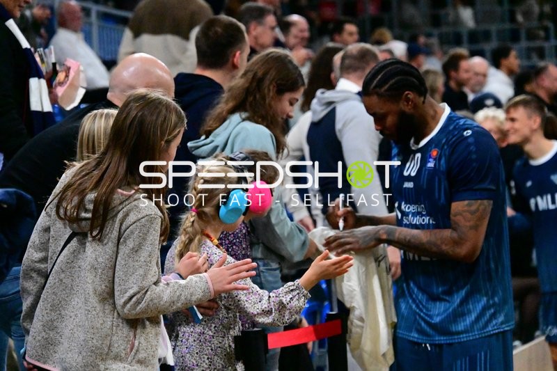 Marcus Weathers gibt Autogramme