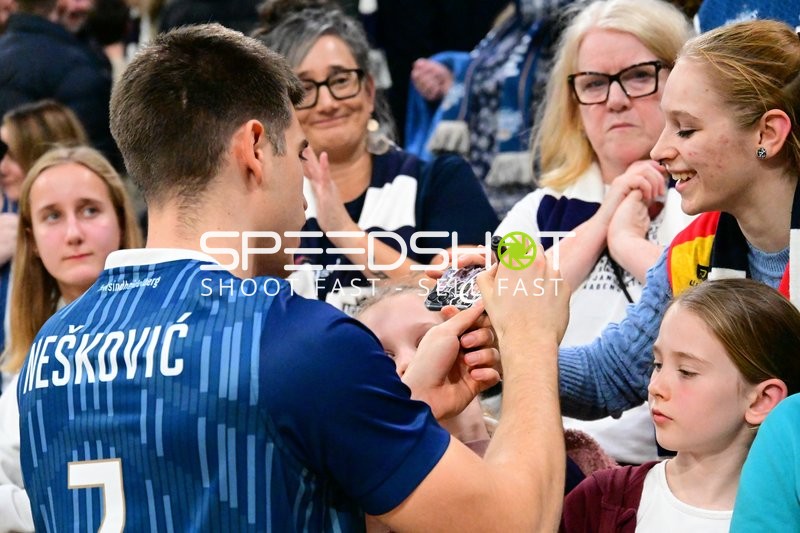 Autogrammstunde mit Dusan Neskovic (7; MLP Academics Heidelberg)