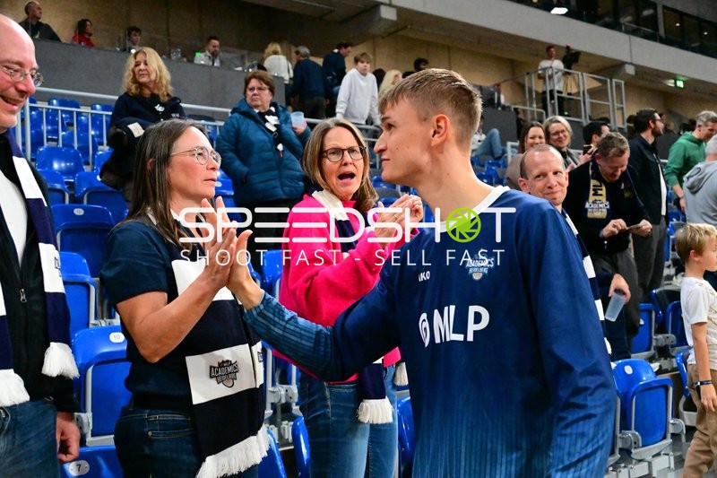 Niklas Würzner (2; MLP Academics Heidelberg) begrüßt Fans