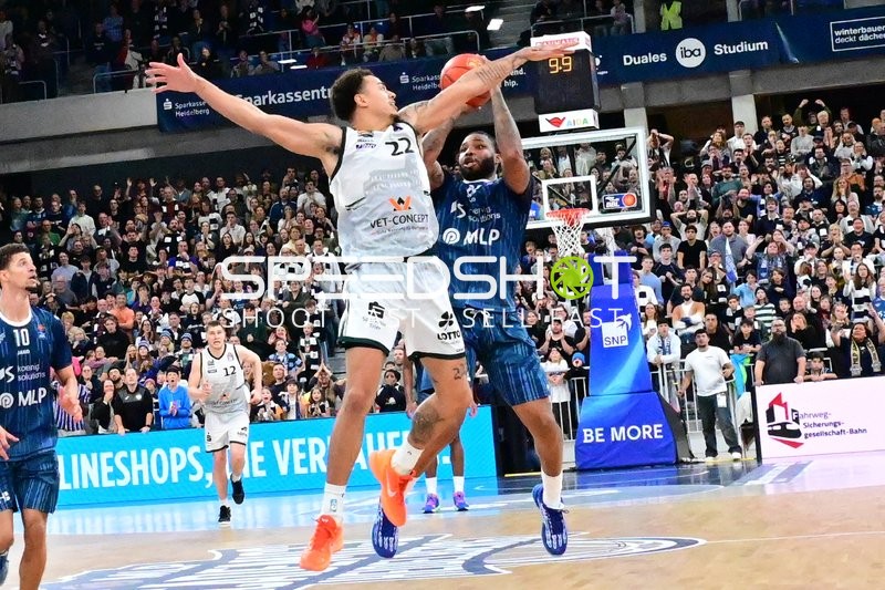 DJ Horne (0; MLP Academics Heidelberg) mit Wurfversuch