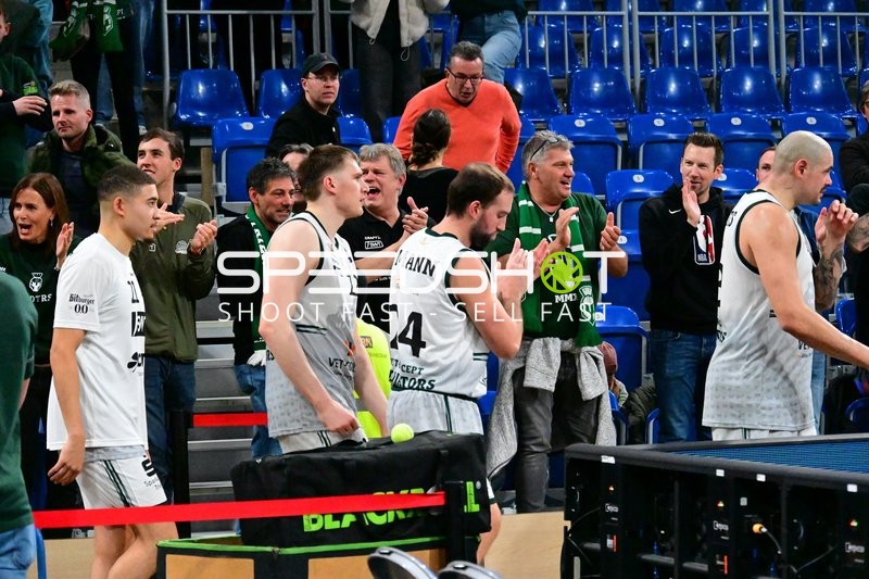 Auswechslung mit Evans Rapieque (21; Gladiators Trier), John Stuart Mann (24; Gladiators Trier) und Maik Zirbes (33; Gladiators Trier)