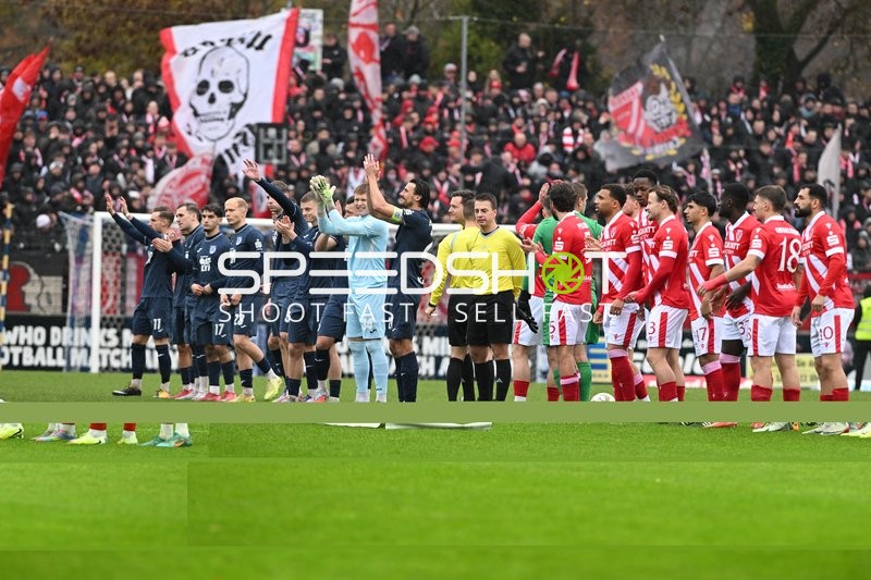 Spieler begrüßen sich