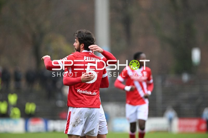 Spieler umarmen sich