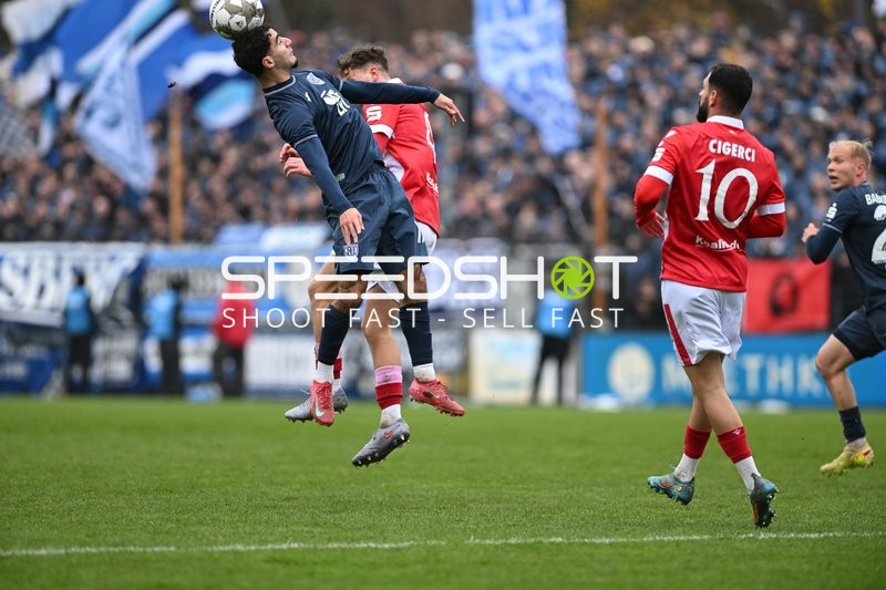 Zweikampf um Kopfball