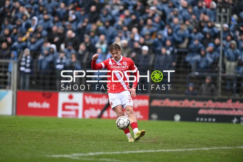 Schuss von Henry Rorig (3; FC Energie Cottbus)