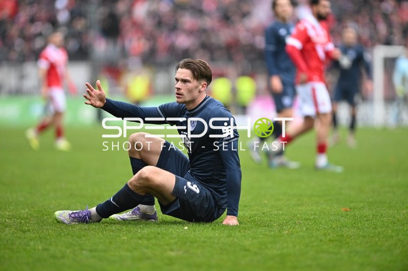 Spieler sitzt am Boden