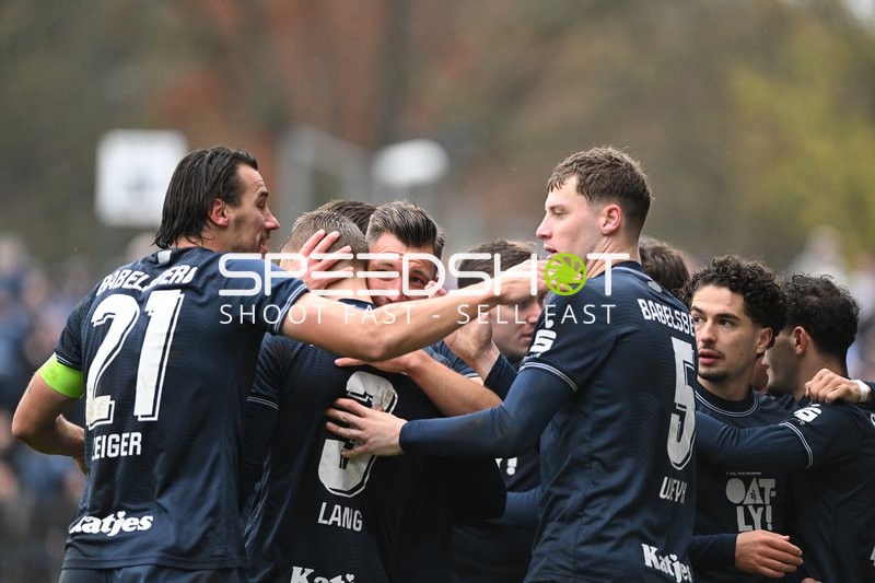 Spieler feiern gemeinsam