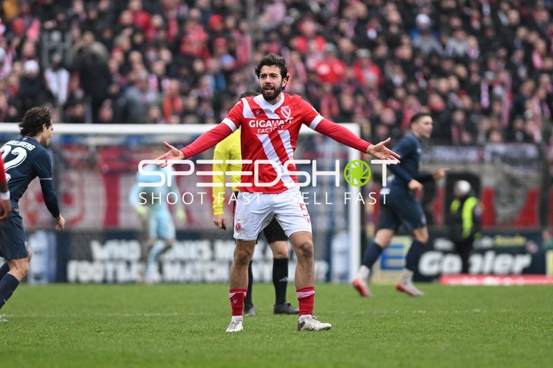 Spieler mit erhobenen Armen