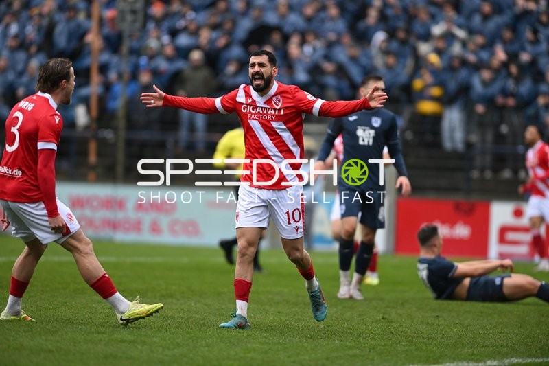 Spieler mit erhobenen Armen