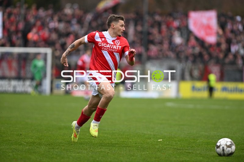 Erik Engelhardt mit Ball