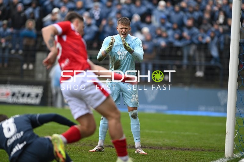 Torwart reagiert im Spiel